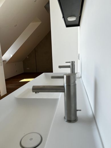 Neuwertiges 4-Zimmer-Penthouse mit Dachterrasse, Aufzug & Deckenkühlung in best Lage – Foto 9