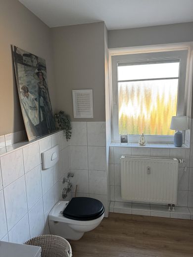 3,5-Zimmer-Wohnung in Buxtehude; großzügiger Wohnbereich mit offener Küche – Bad