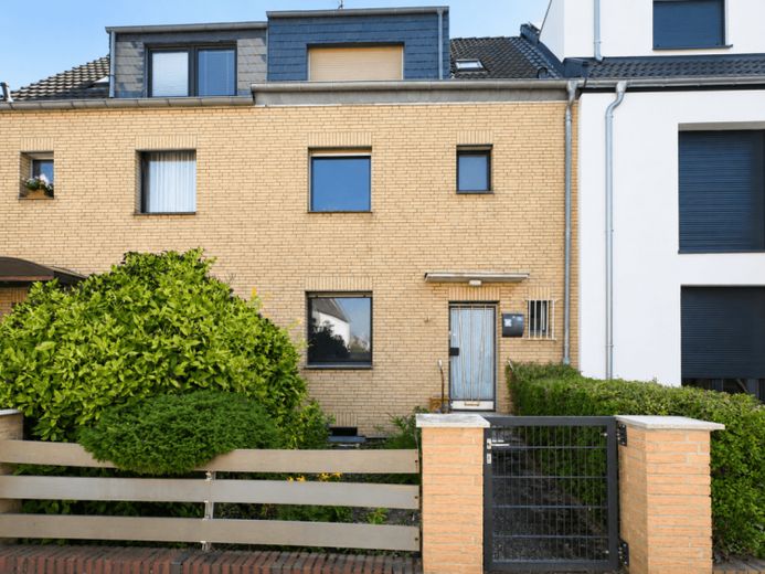 Raum für neue Ideen – Reihenhaus mit Garten in Köln-Sürth – Foto 1