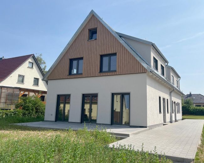 Almost finished: semi-detached house with garden & fireplace near Dresden – Außenansicht 