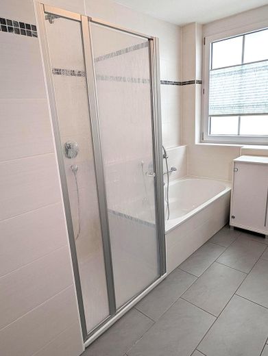 Exclusive 3-Zimmer-Etagenwohnung in Bestlage - Komfortabel, barrierefrei, Lift & ideal für Paare – Wannen-Duschbad 2