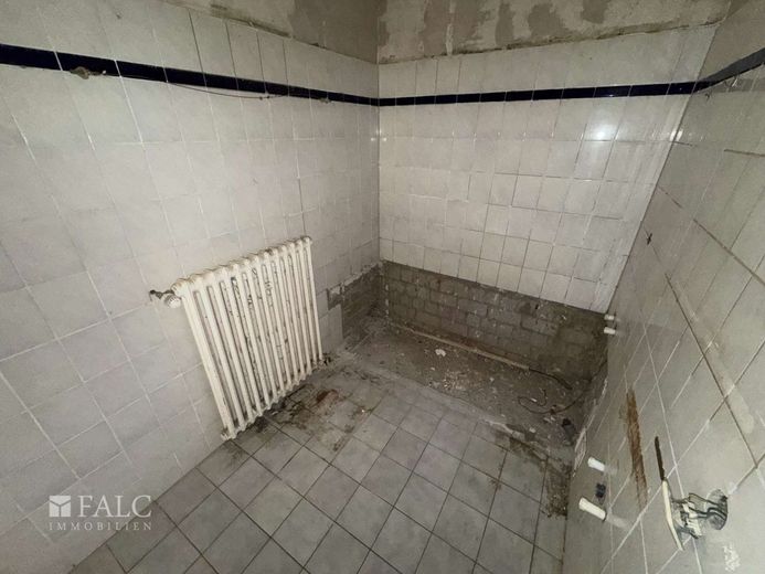 Großzügige, teilentkernte 5-Zimmer-Wohnung in Rheinnähe – Badezimmer