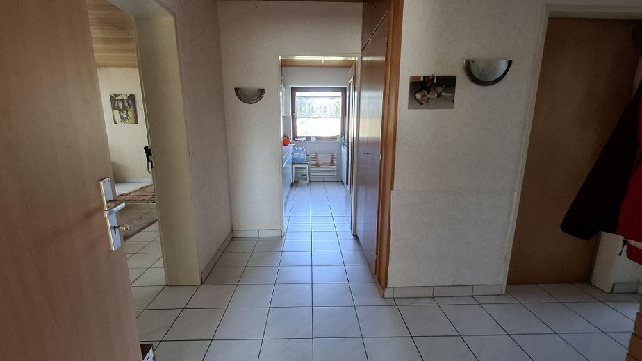 Maison bifamiliale avec jardin mature + 2 garages dans un bon emplacement, sans commission pour l’acheteur – Flur OG