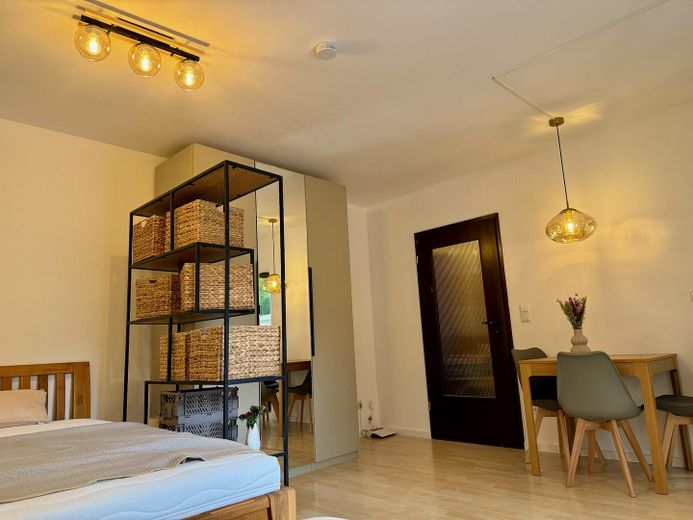 1-Zi.-Wohnung Univiertel Augsburg, TG-Stellplatz, Garten, möbliert, inkl. NK & Internet – Großer PAX-Schrank