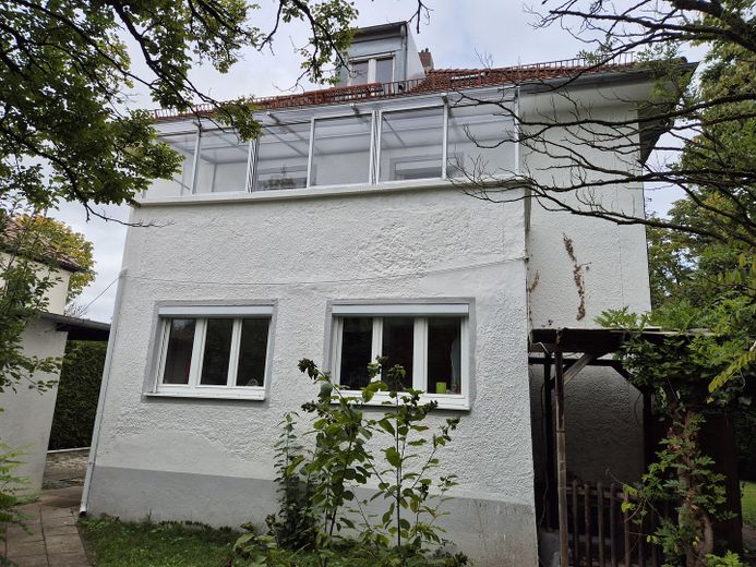 WG/युगल के लिए आदर्श विंटरगार्डन वाली 2 कमरों की Wohnung, यातायात की दृष्टि से सुविधाजनक – Rückansicht