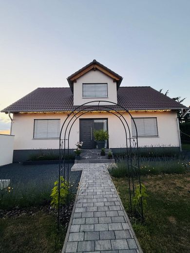 Casa unifamiliare moderna con qualità da nuova costruzione (anno di costruzione 2021), vista panoramica libera, aria condizionata e 3 posti auto in garage – Haus am Abend