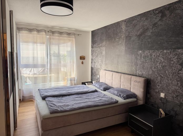 Habiter et travailler : appartement de 5 pièces au rez-de-chaussée avec jardin et bureau/salle de loisirs de 60 m² au sous-sol – Schlafzimmer