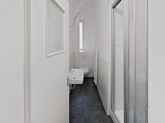Light-filled GEM OF A HOME: Attractive 3-room apartment with BALCONY in Nuremberg – Badezimmer