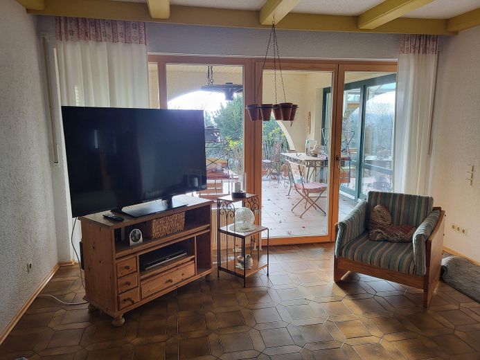 Freistehendes Einfamilienhaus in ruhiger Südhanglage mit weitem Blick über das Vilstal – Wohnen