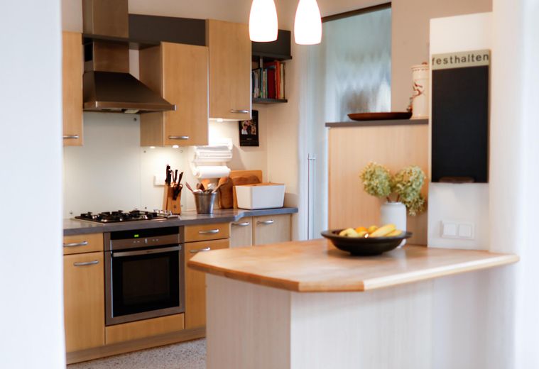 Küche mit Tür zum HWR