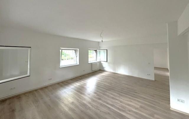 Sanierter Erstbezug- sehr helle 2-Zimmerwohnung, auch als Gewerbe nutzbar – Wohnzimmer 