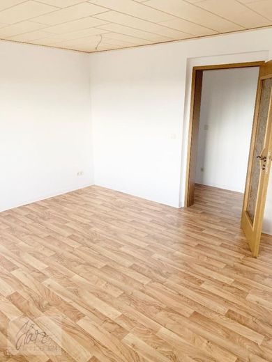 ***AB SOFORT ZU VERKAUFEN*** 1-Raumwohnung mit großzügigem Balkon, Einbauküche und Tageslichtbad mit Dusche – Wohnzimmer mit Blick Richtung Flurbereich