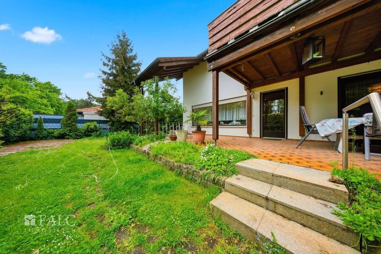 Traumhaus in Traumlage zu verkaufen – Außenansicht Garten