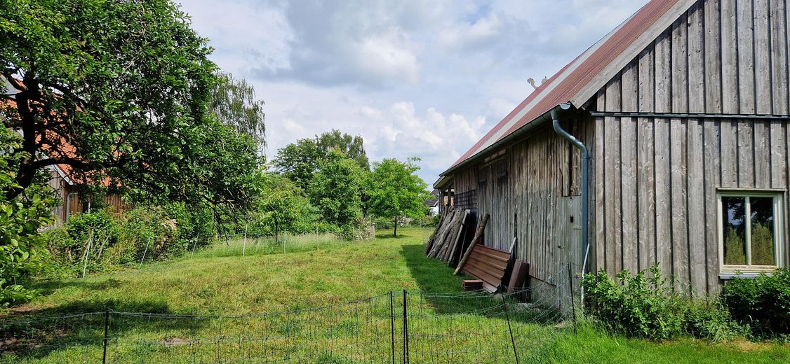 Optional Garten hinter Scheune