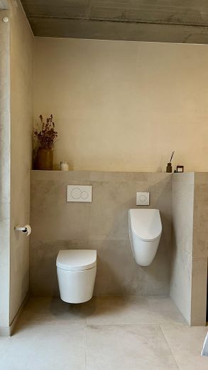 4-Zimmer-Wohnung mit großem Garten, Terrasse & Garage – Bad