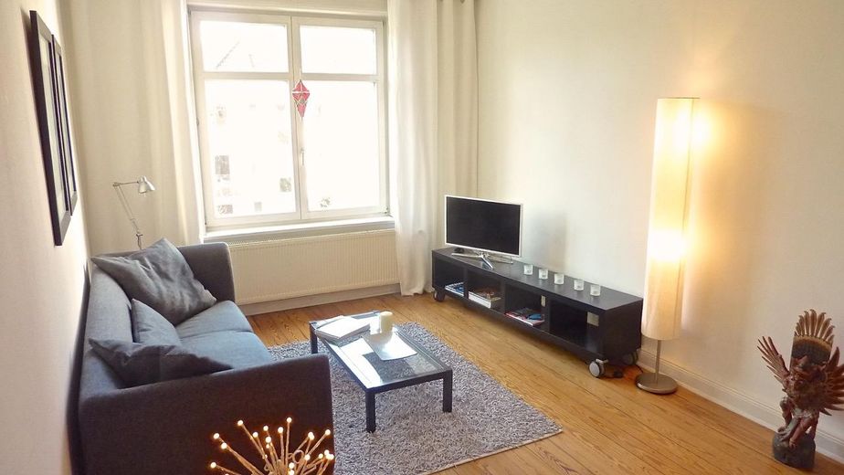 Appartement ancien de 2 pièces avec balcon – entièrement meublé, 57 m² à Winterhude, près du Stadtpark – Wohnzimmer 