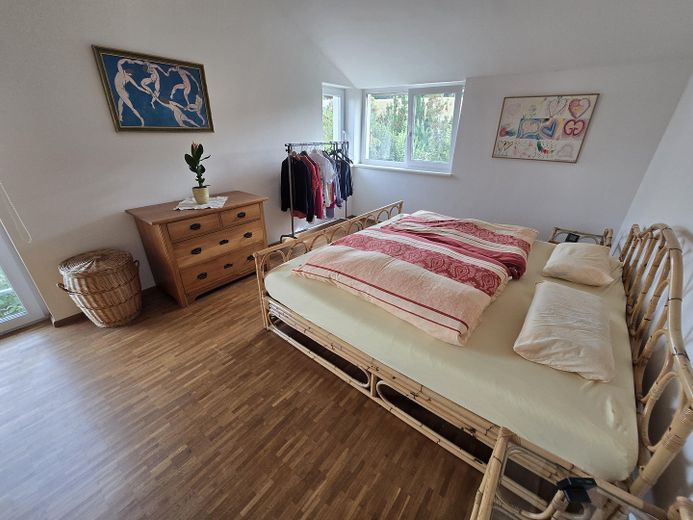 Aydınlık ve huzur verici atmosfere sahip, doğal bahçeli modern mimar evi – Schlafzimmer