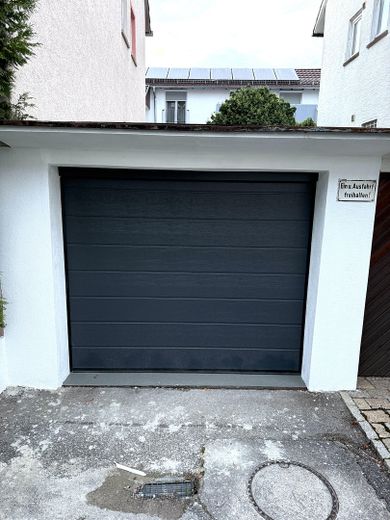 Frisch renovierte 3-Zimmer-Wohnung mit Südbalkon, Garage & Top-Potenzial – Garagen Tor