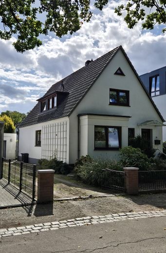 Großzügiges Einfamilienhaus mit viel Potenzial - provisionsfrei – Seitenansicht links