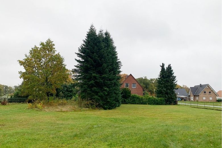 voll erschlossenes Baugrundstück für ein Einfamilienhaus zu verkaufen – Bild...