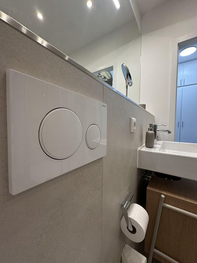 Wszystko w cenie. Pierwsze zasiedlenie po remoncie: nowoczesne mieszkanie jednopokojowe z meblami, umeblowaną kuchnią i czynszem all inclusive – Zdjęcie 31