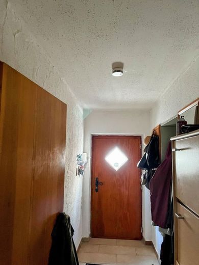 Charmante vermietete Souterrain-Wohnung mit 3 Zimmern, Einbauküche und separatem Eingang in ruhiger Lage – Flur