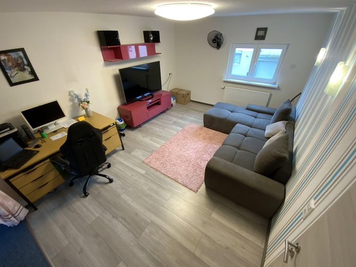 Einziehen, loskochen & wohlfühlen: Modernisiertes XL-Haus mit Traumküche, Komfort-Garage & Garten – 2. Zimmer 02