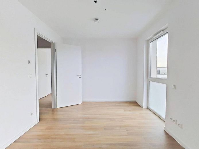 1. AFFITTO GRATUITO: Luminoso appartamento di nuova costruzione con 3 locali, balcone e cucina componibile – Ansicht II: Schlafzimmer I