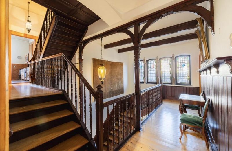 Villa histórica con vistas al Rin, edificio anexo y garaje – Treppenhaus 