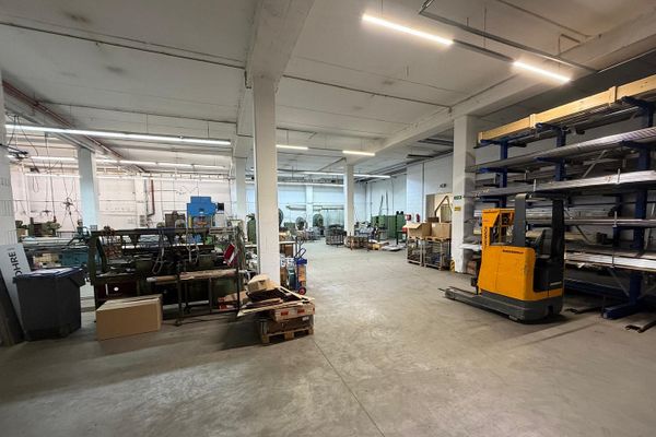 Storage / production hall with roller shutter door (drive-in) 1400 sqm - Arnsberg