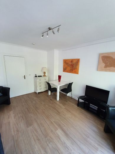 Möblierte 1 Zimmer Wohnung in Hamburg Winterhude, zentral, ab 01.09.2026 – Wohn- und Schlafbereich