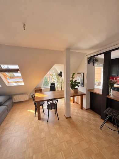 hell & möbliert: 2-Zimmer-Wohnung mit Balkon · 69 m² · befristet – living room and kitchen