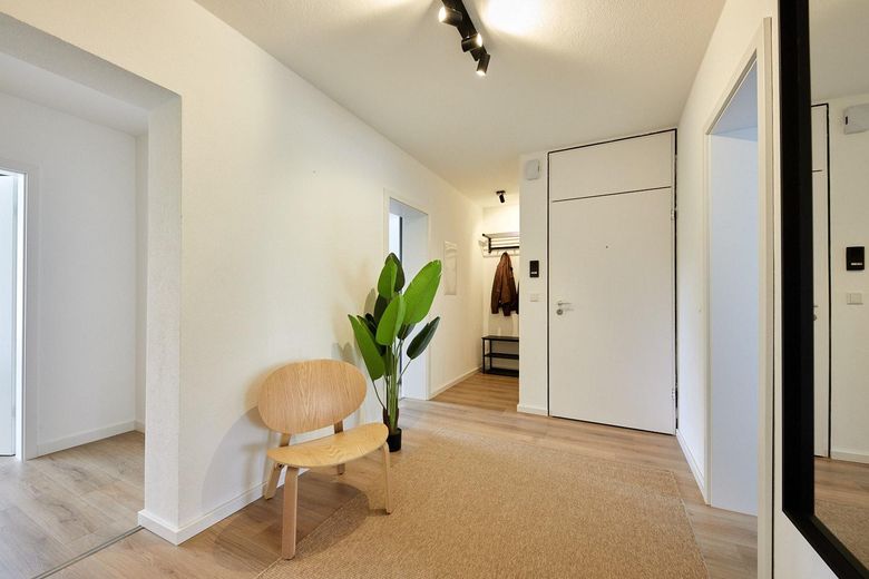 Vollvermietete 4-Zimmer-WG-Wohnung in Obermenzing, saniert und möbliert – Flur