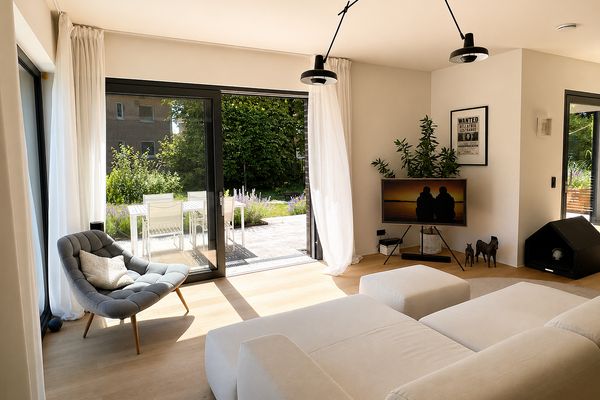 Modernes Zuhause mit Garten – hell, hochwertig und familienfreundlich
