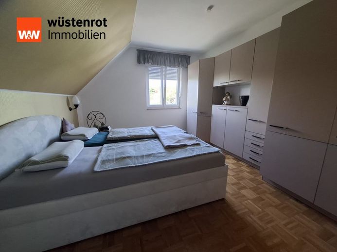 Energieeffizient! Modernes Wohn-und Gewerbehaus mit multiplen Möglichkeiten in Schönefeld zu verkaufen – Elternschlafzimmer