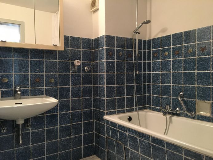 SENZA PROVVIGIONE: appartamento mansardato di 3 locali, loggia, garage, investimento di capitale / uso proprio – Bad mit Badewanne