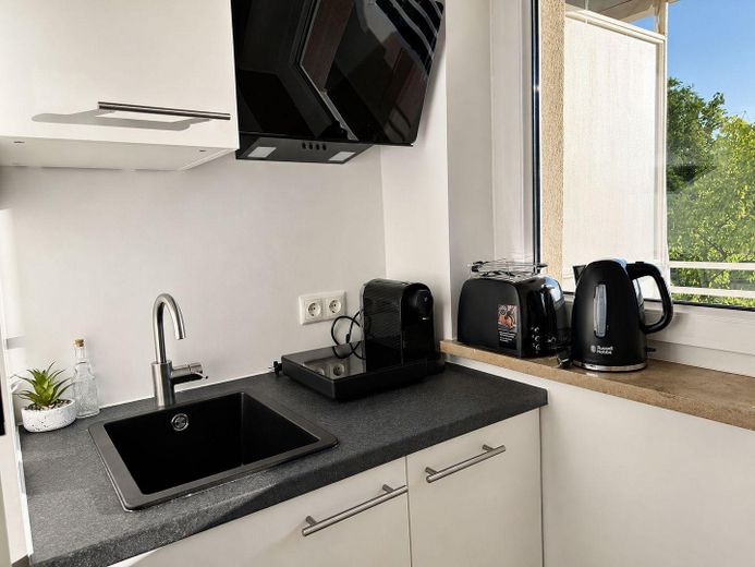 Erstbezug nach Sanierung – Modern möbliertes 1-Zimmer-Apartment mit Balkon in Top-Lage – Foto 5