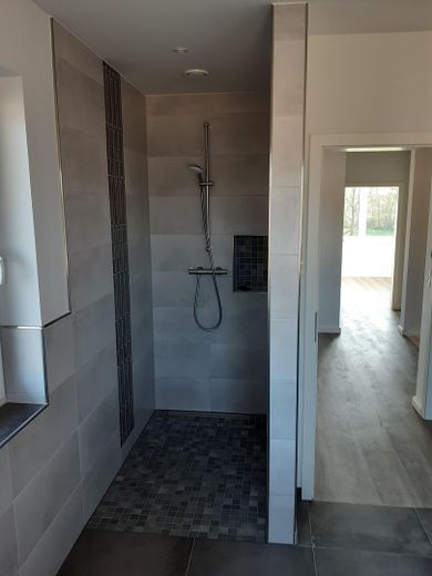 Doppelhaushälfte 2019 (Zweitbezug) – Dusche im Bad im OG