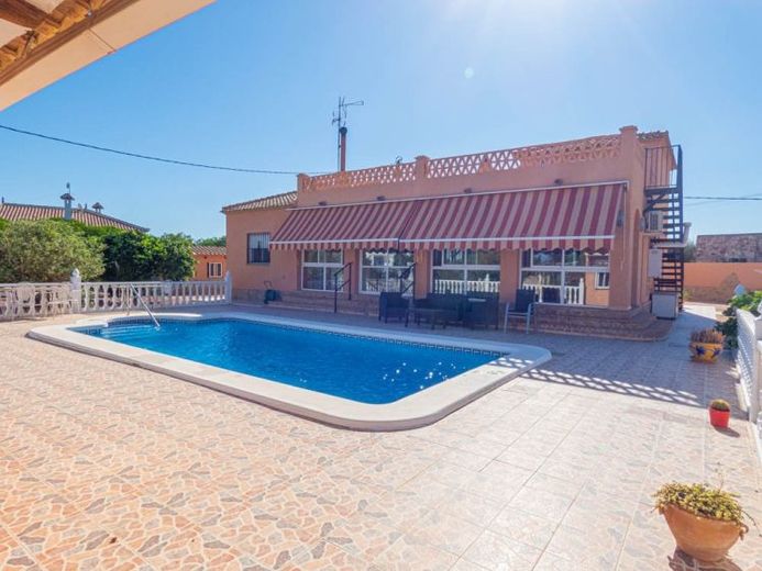 Sehr schöne Landhaus-Villa mit 3 Schlafzimmern, 2 Bädern, Dachterrasse und Privatpool – Photo 1