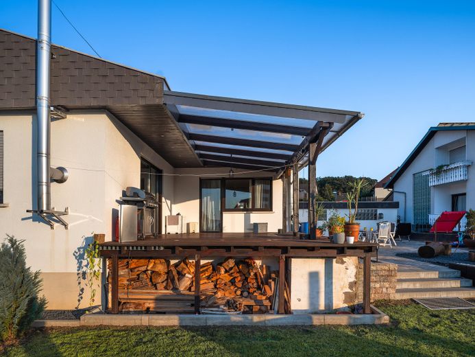 Exklusiver freistehender Bungalow mit Einliegerwohnung, Fernblick, Doppelgarage & großem Garten – Foto 40