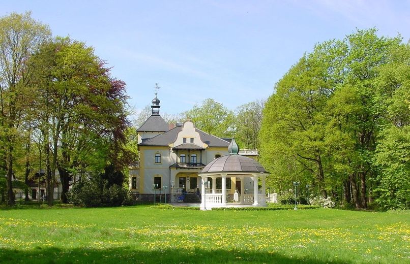Exklusiv DG-Penthouse JAGDSCHLOSS 20km von L-Bhf 210m², 40m² Dachterrasse, Park, See, 2 Bäder – Parkansicht