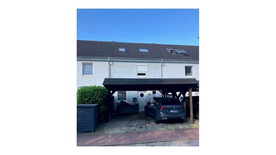 Raumwunder RMH, Fernwärme, Fußbodenheizung, Kamin, Vollkeller, ausgebautes DG, Doppelcarport – Hausfront mit Doppelcarport