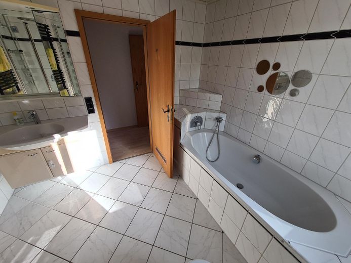 Attractive semi-detached house with two residential units and a large garden – OG Bad