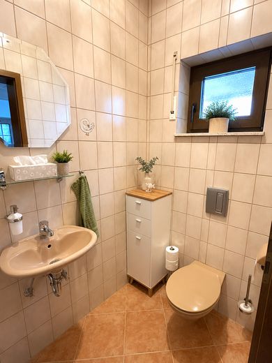 من المالك الخاص! منزل عائلي منفصل مع شقة ملحقة في موقع هادئ – Gäste WC