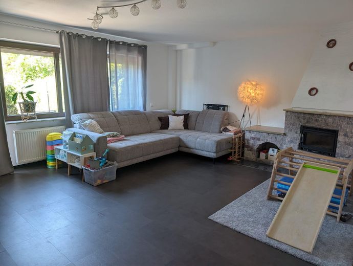Gepflegte 6 Zimmer 152 qm DDH mit Garage und Garten in 91088 Bubenreuth – Wohnbereich
