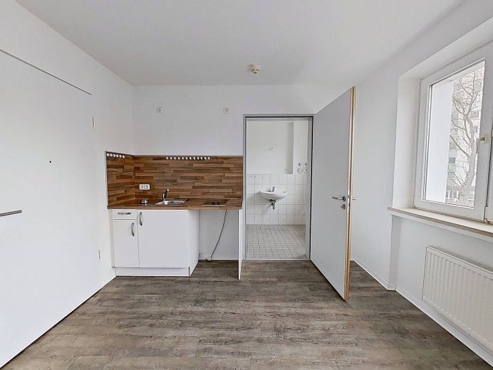 Goldener Herbst mit einer gesparten Kaltmiete: Gemütliche 2-Zimmer-Wohnung mit Pantryküche – Ansicht I: Wohn- und Esszimme…