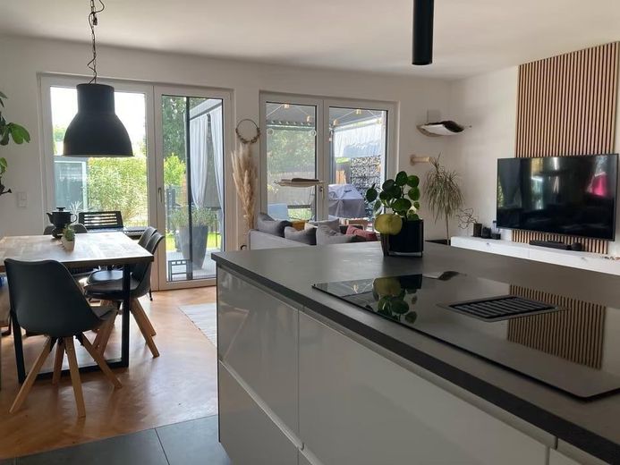 August Provisionsfrei! Stadthaus 5 Zi., 2 Bäder, 2 Dachterrassen, 2 TG – Energie A, Bezug Dez. – Wohnbereich