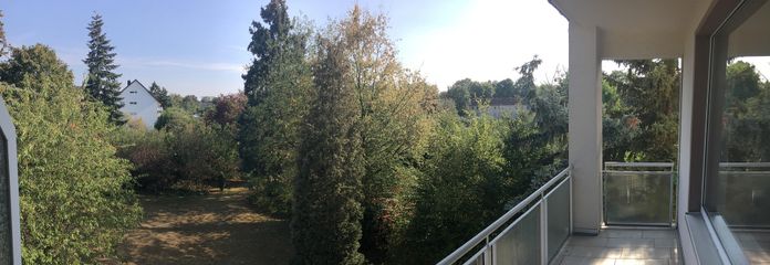 Licht 2-kamerappartement met balkon op het zuiden en uitzicht op het groen – Blick vom Balkon in den Garten