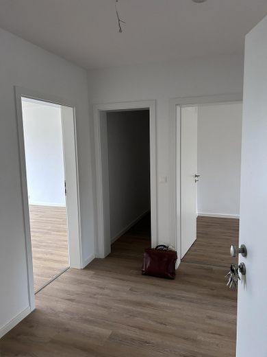 Tamamen yenilenmiş 3 odalı daire (75 m²) – Flur mit Abstellraum