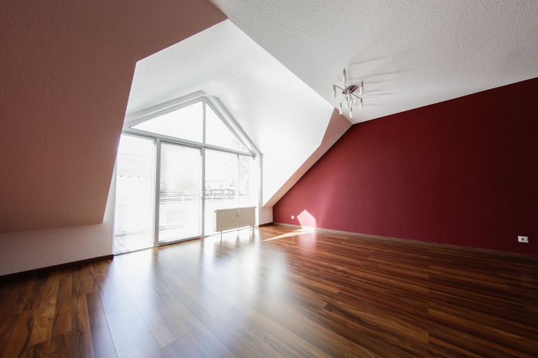 Viel Platz, viel Grün, kein Stress: Ihr neues Zuhause am Waldrand – Wohnzimmer mit Balkon